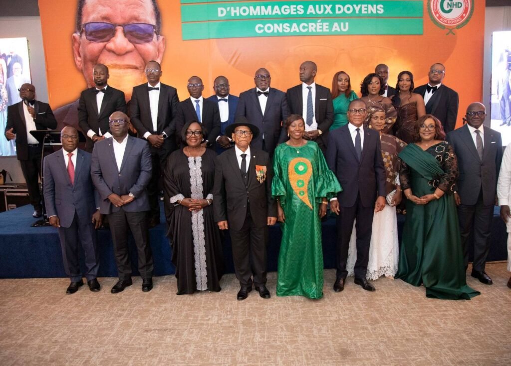 Côte d’Ivoire : le vétéran Yassoungo Koné honoré lors d’un dîner-gala empreint de reconnaissance 5 photo de famille hommage aux doyen 1