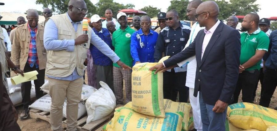 Ferkessédougou : Bernard Kini Comoé lance le Centre de mécanisation du Tchologo et renforce l'appui aux producteurs de riz et de maïs 1 COMOE 1 OK