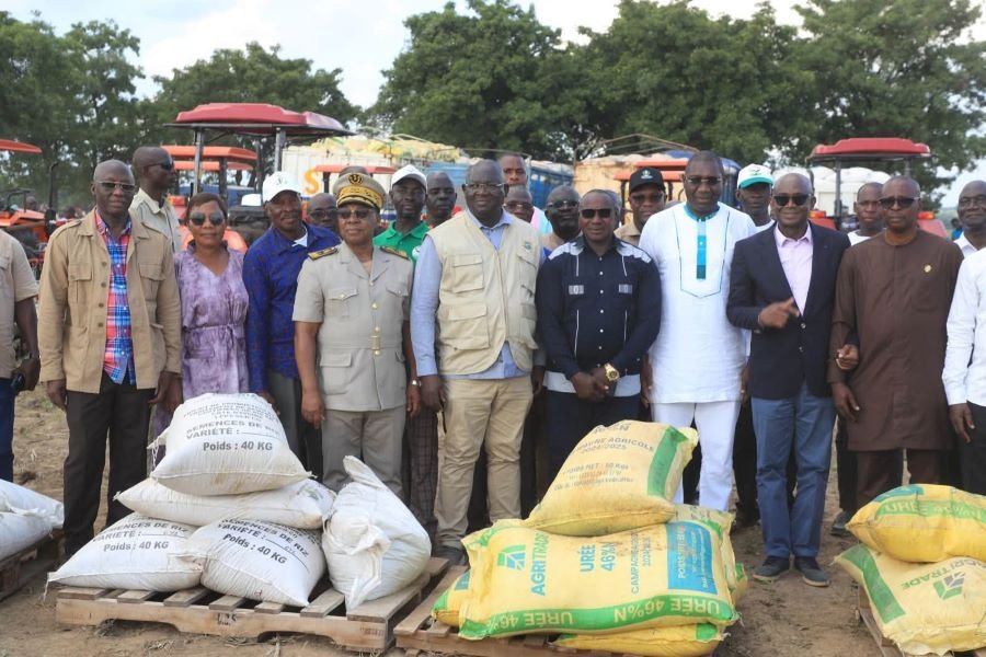 Ferkessédougou : Bernard Kini Comoé lance le Centre de mécanisation du Tchologo et renforce l'appui aux producteurs de riz et de maïs 2 COMOE 3 OK