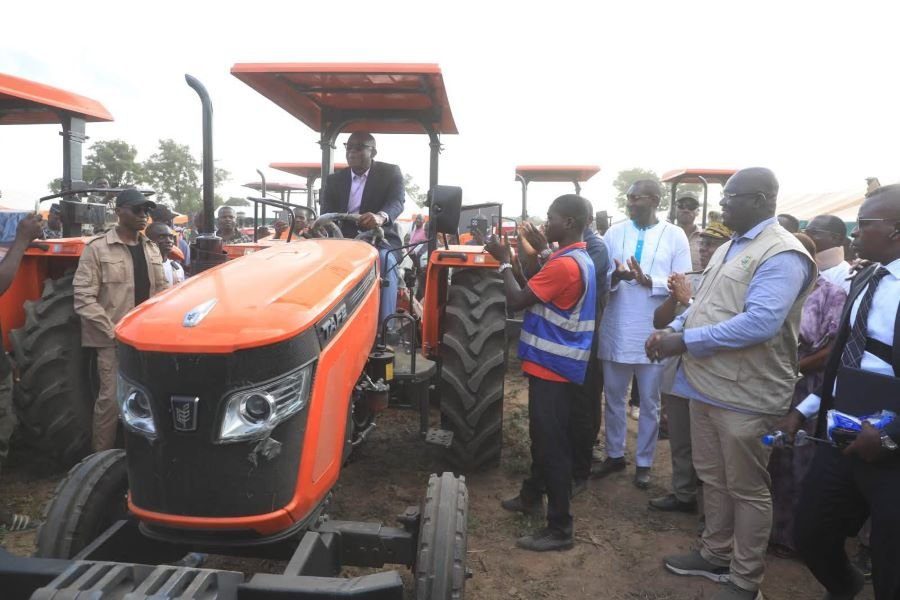 Ferkessédougou : Bernard Kini Comoé lance le Centre de mécanisation du Tchologo et renforce l'appui aux producteurs de riz et de maïs 4 COMOE 5 OK