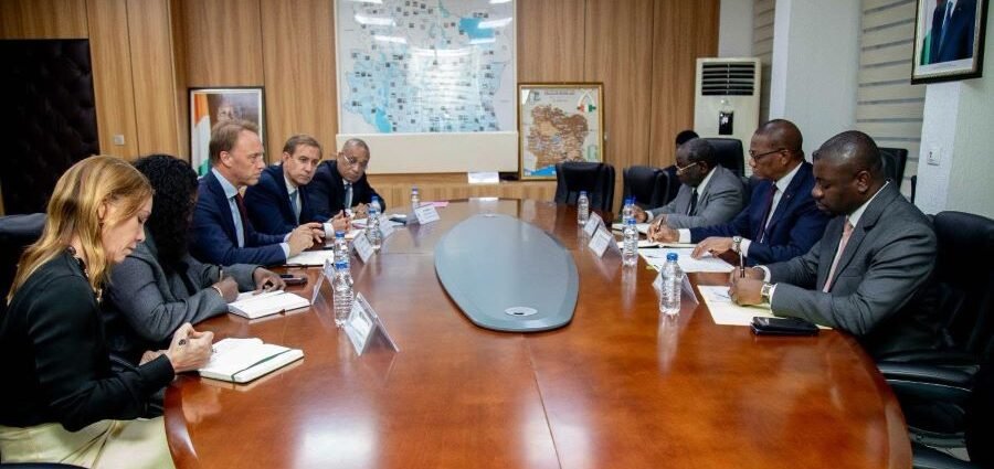 Cacao : Bruno Nabagné Koné fixe les priorités à Barry Callebaut pour une filière plus durable 1 BARRY 2 OK